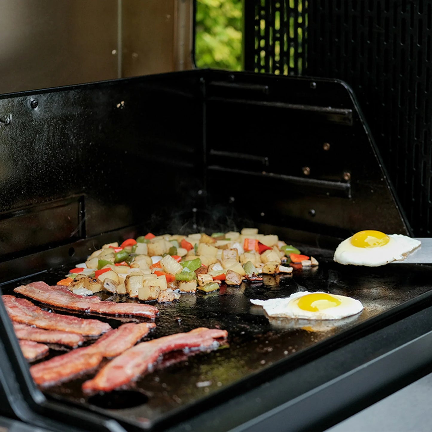 Masterbuilt Gravity Series® 800 Digital Charcoal Griddle + Grill + Smoker