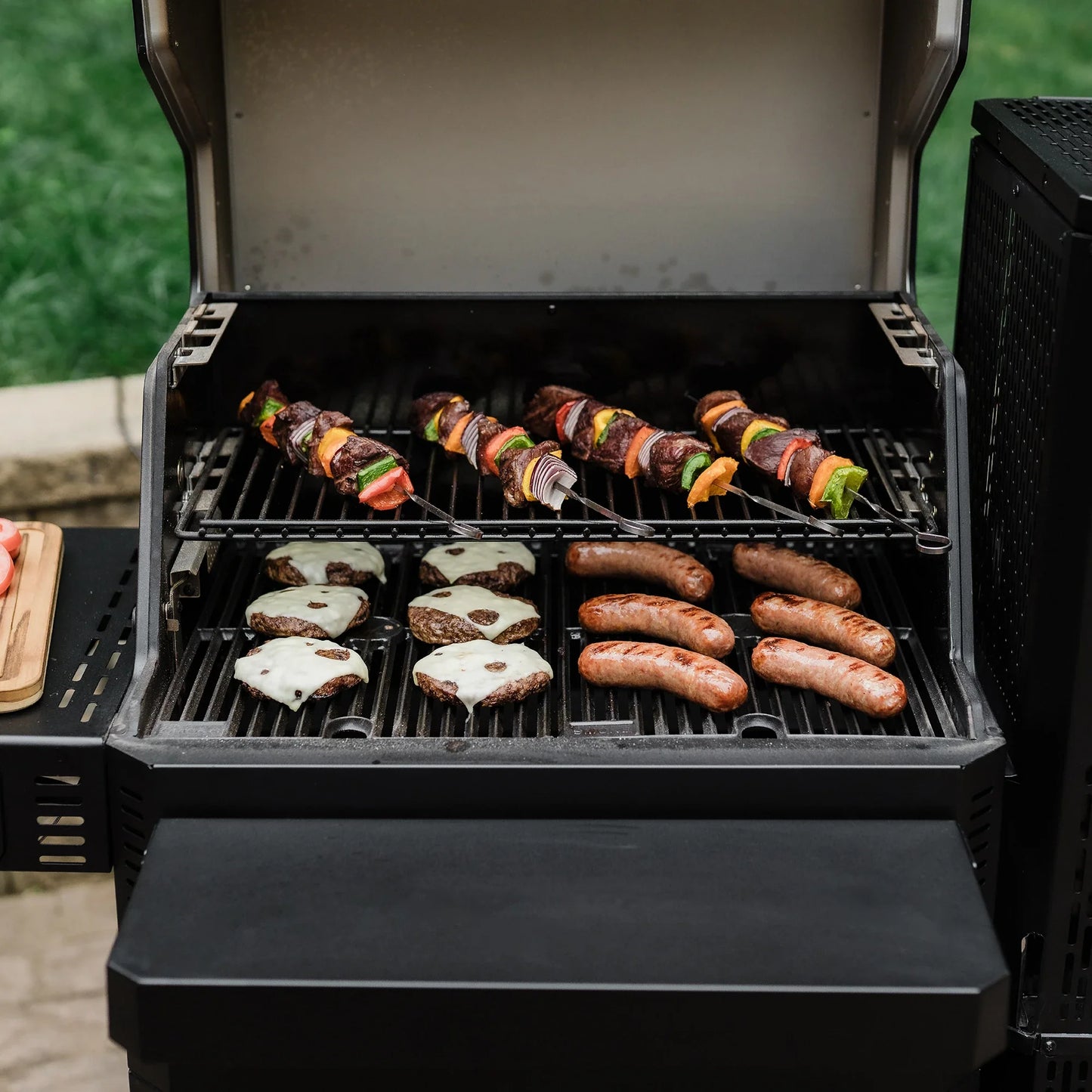 Gravity Series® 600 Digital Charcoal Grill + Smoker