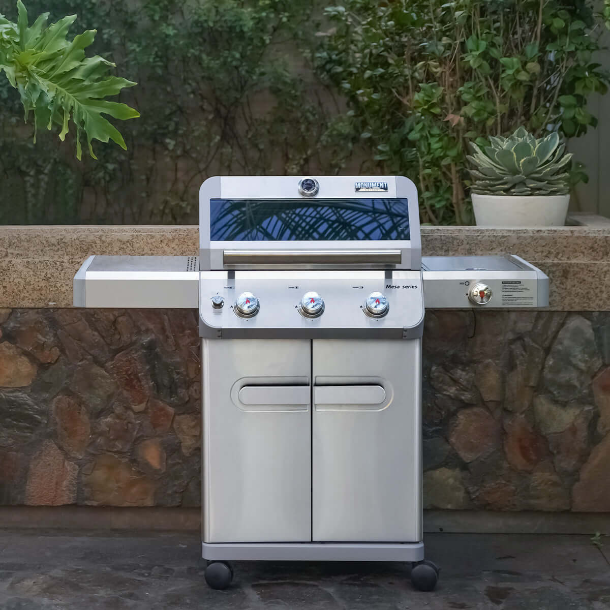 Monument Mesa 305 | Stainless Steel Propane Gas Grill